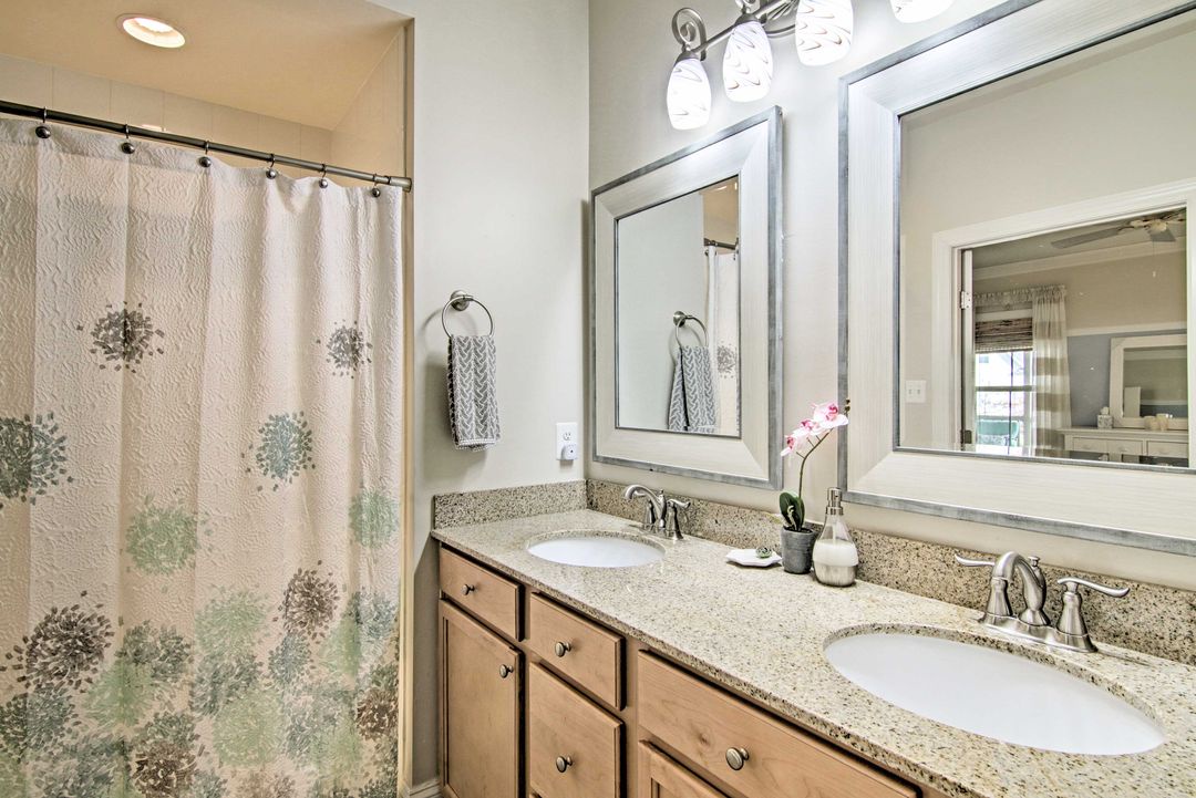 King Master's Attached Bathroom