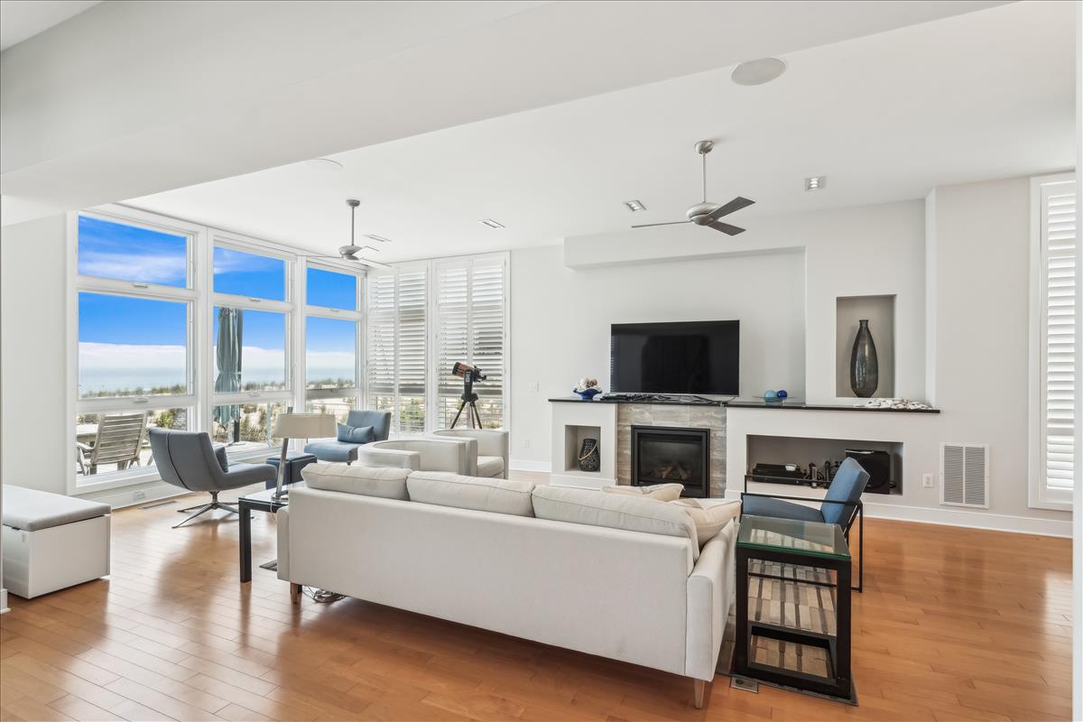 main level-living room-dl202977