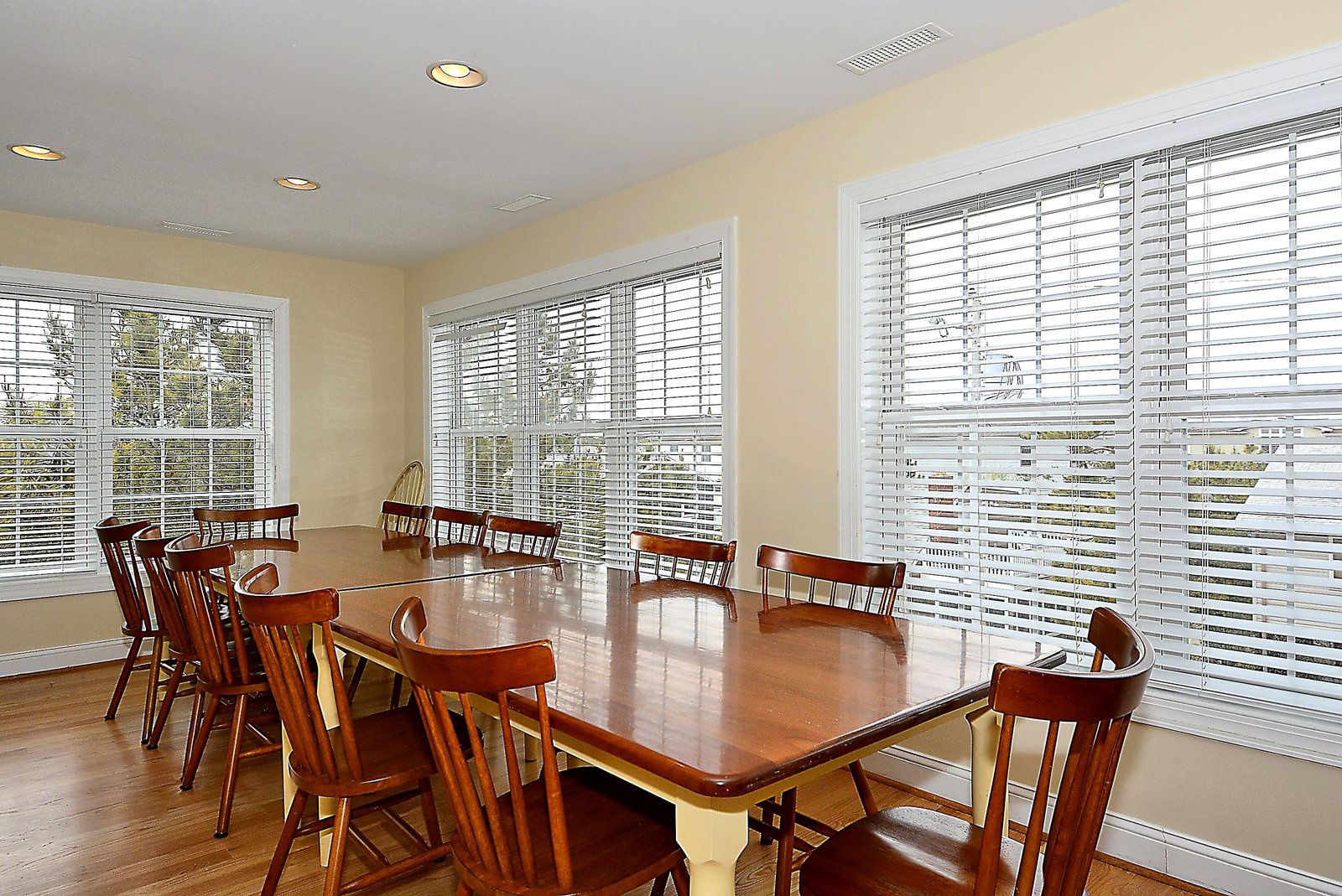Gather everyone around this spacious dining table bathed in natural light—your group dinners and vacation memories start here.