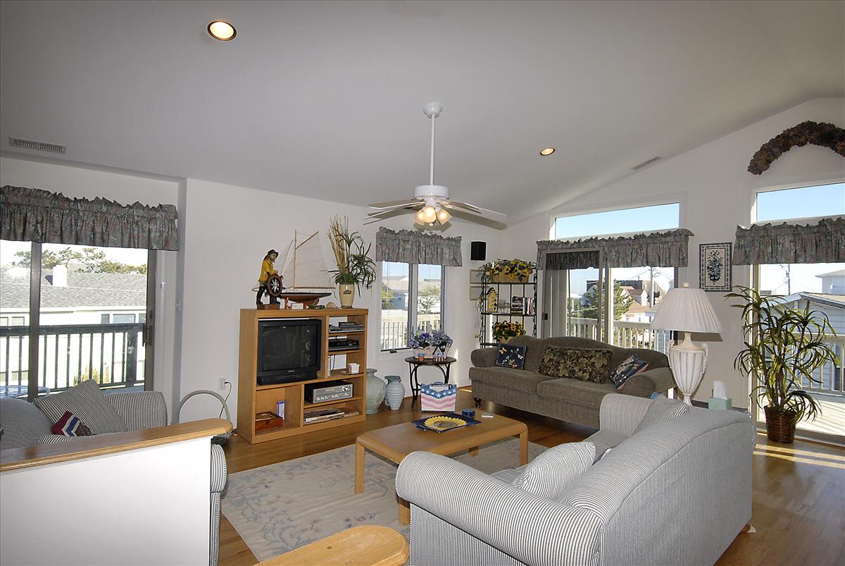 mainupper level-living room-_dsc9226
