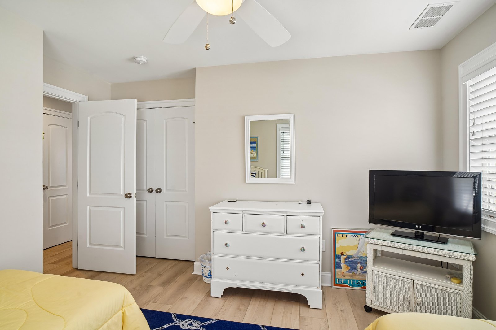 Your peaceful retreat features vaulted ceilings, a ceiling fan for comfort, and clean coastal styling. Relax in this bright, open space with tasteful furnishings and warm wood floors.