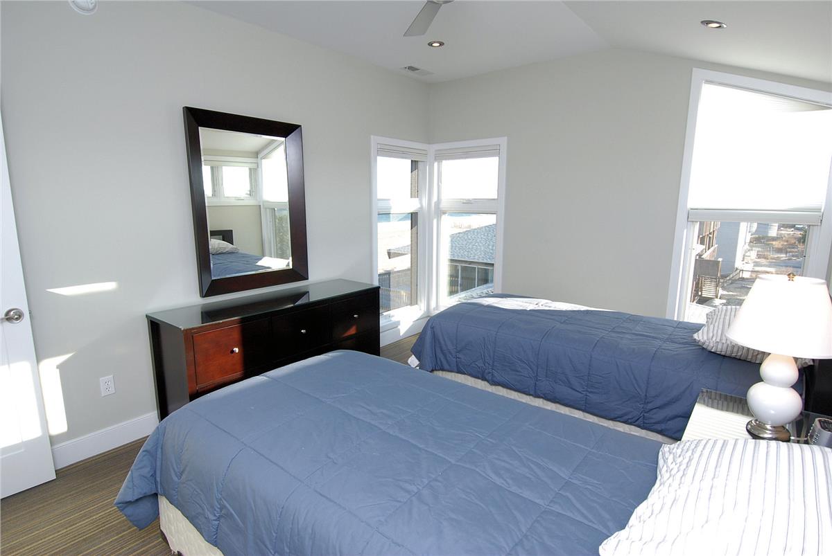 upper level-bedroom #4-dsc_3882