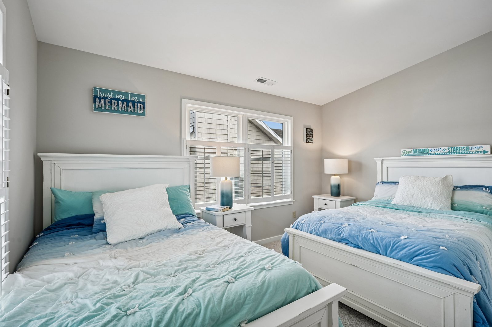 Rest peacefully in your coastal-themed bedroom with twin beds dressed in ocean-inspired blues and greens, complete with nautical touches.