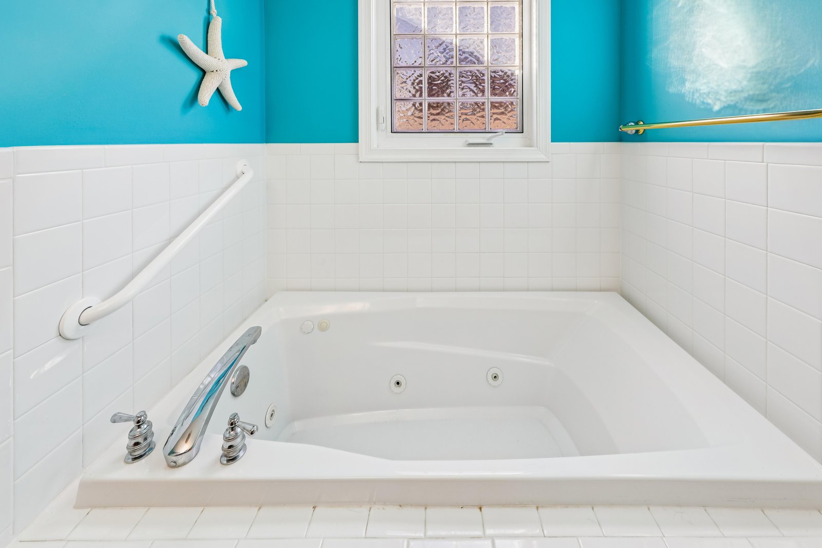 Soak away your cares in your private jetted tub—complete with coastal charm, soothing turquoise walls, and a starfish to keep you company.