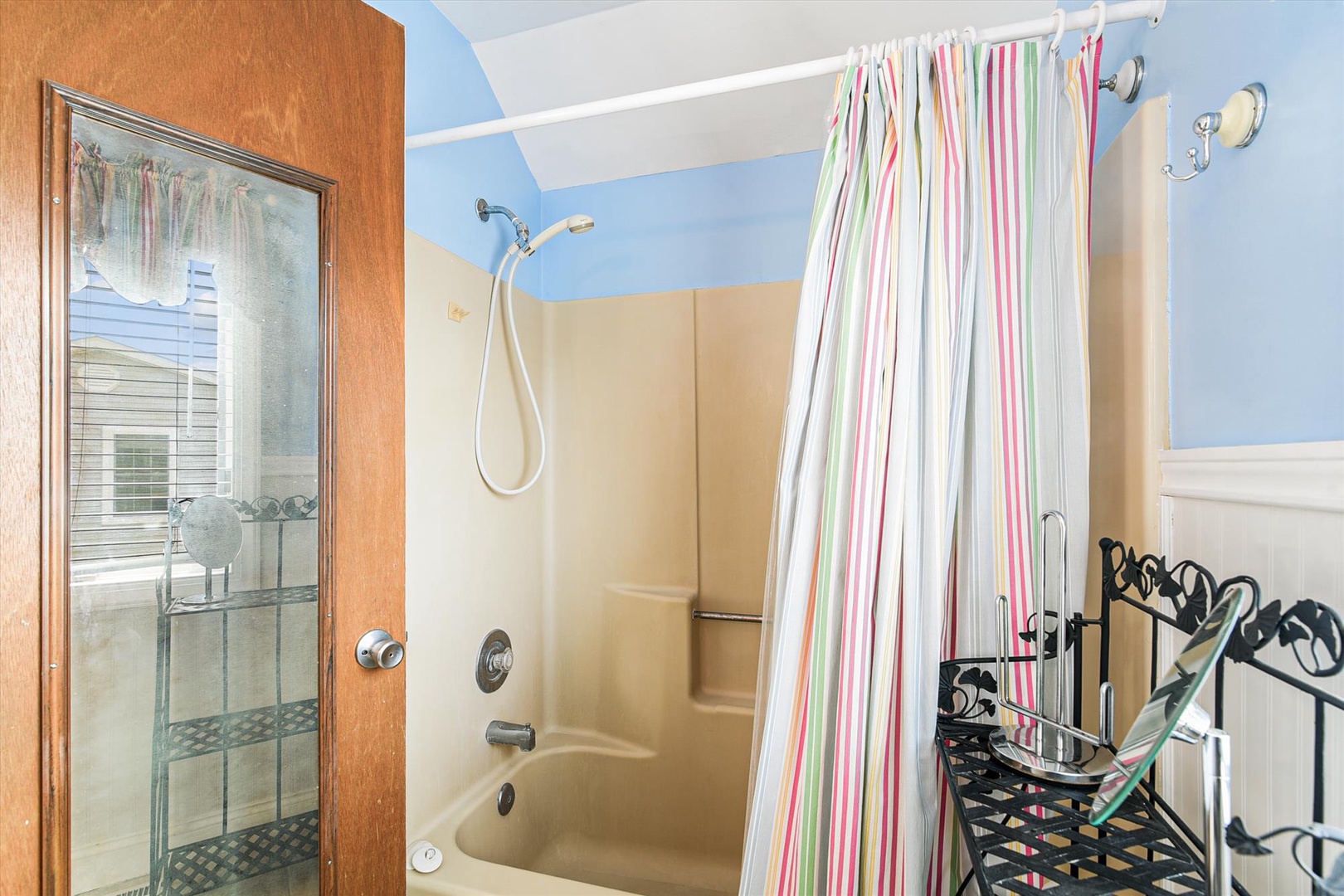 Refresh after your adventures with a bright tub-shower combo in cheerful pastels, complete with handy storage racks for all your toiletries.