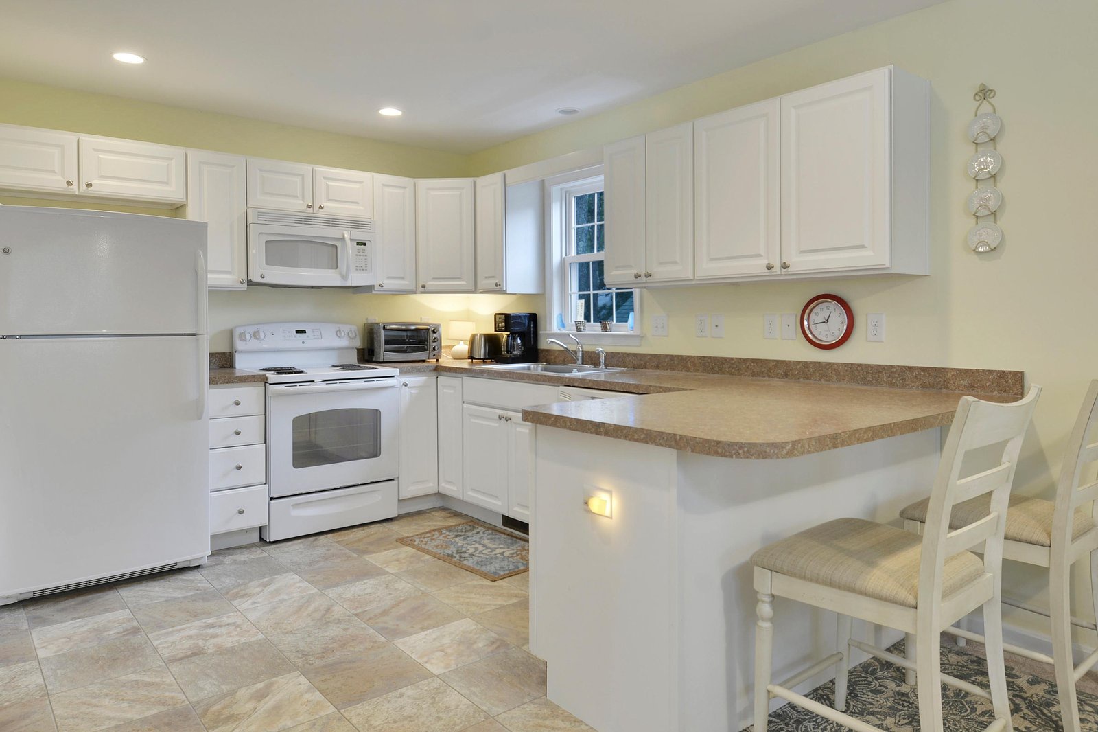 Your fully equipped kitchen features modern appliances, ample counter space, and a breakfast bar for casual meals—perfect for enjoying morning coffee or preparing your favorite dishes.