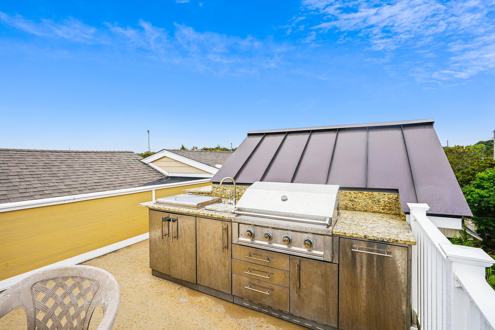 Fire up the grill and enjoy meals under open skies on your private rooftop deck, complete with a full outdoor kitchen and granite counters.