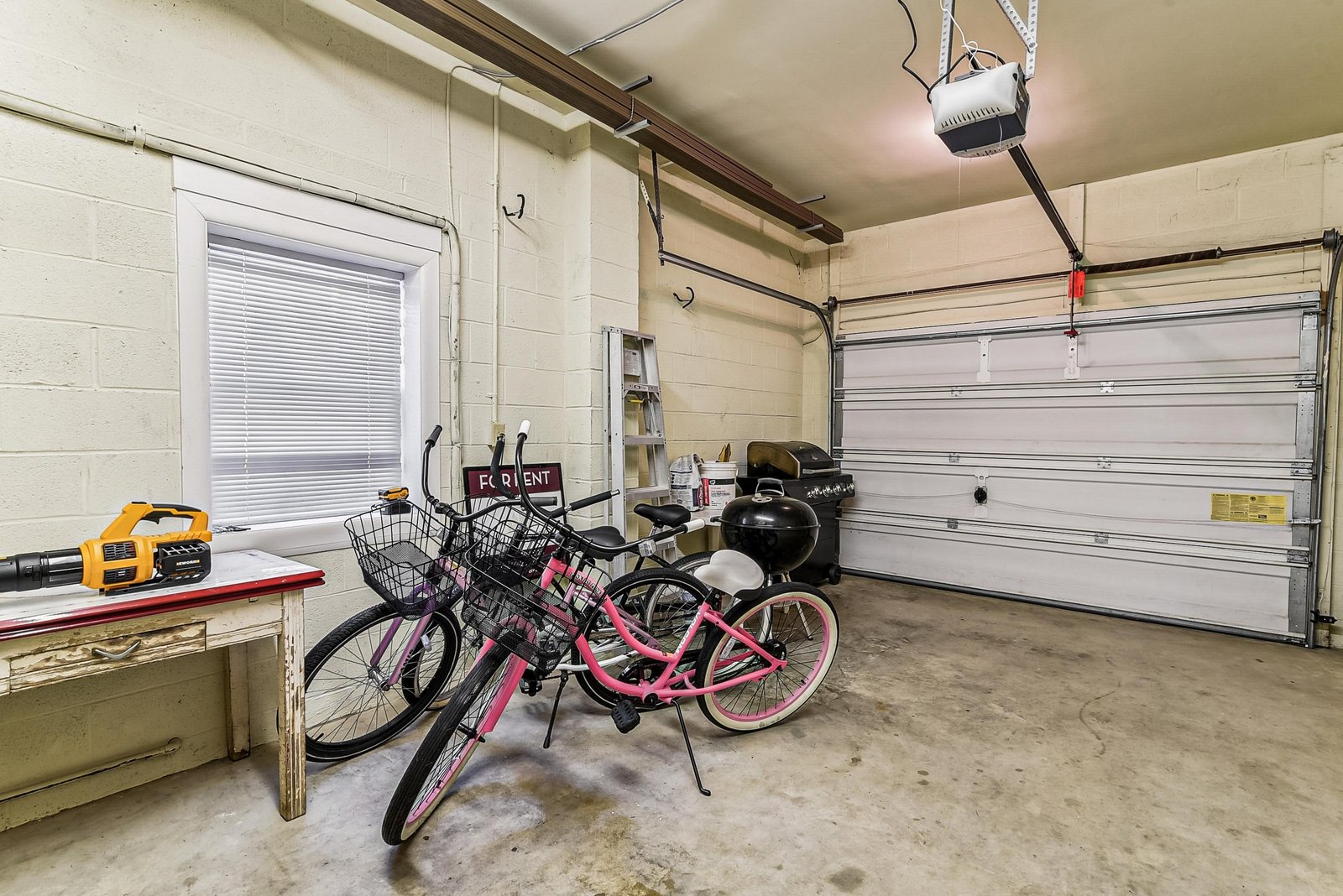 The property includes a garage with convenient parking and storage space for bicycles, beach gear, and other outdoor equipment—ideal for exploring the area during your stay.