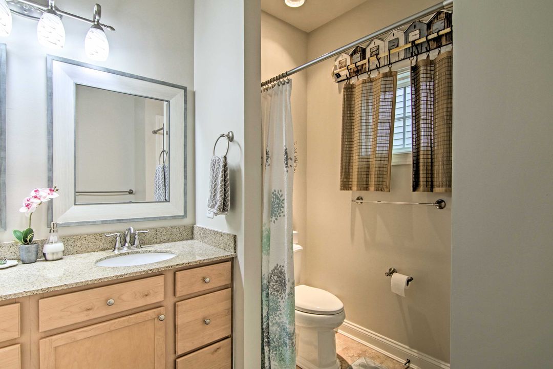 King Master's Attached Bathroom