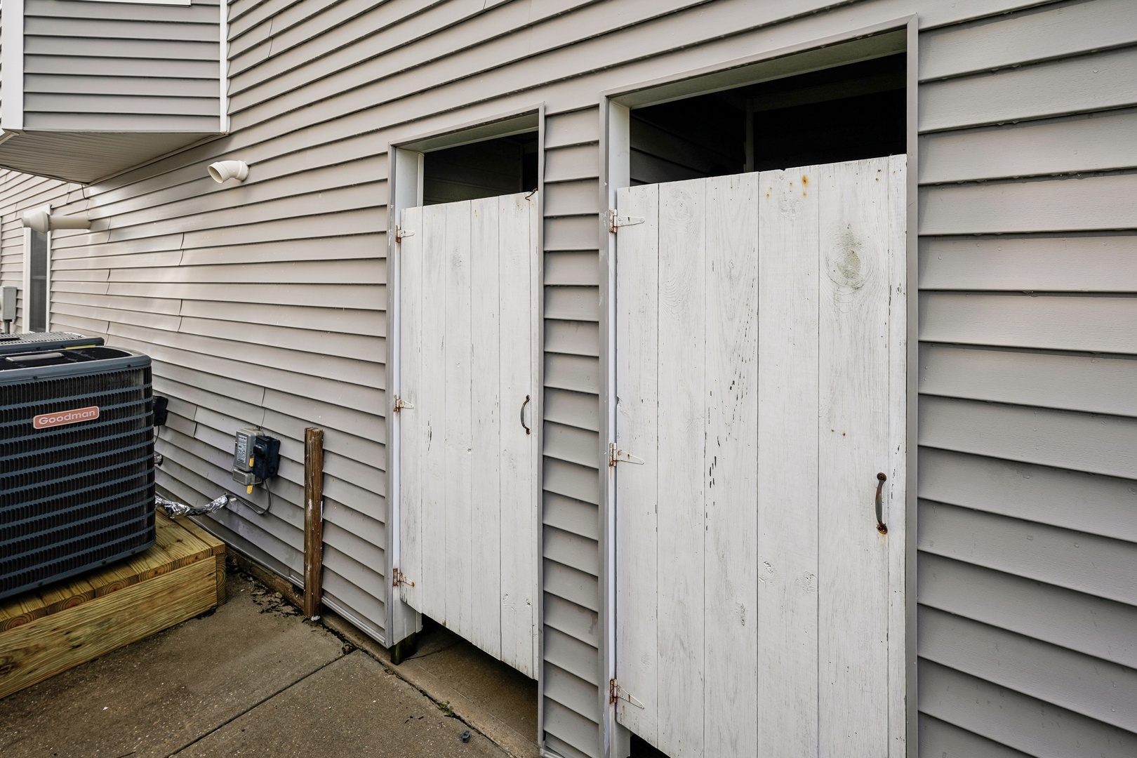 Convenient outdoor storage and climate control keep your vacation essentials organized and comfortable.