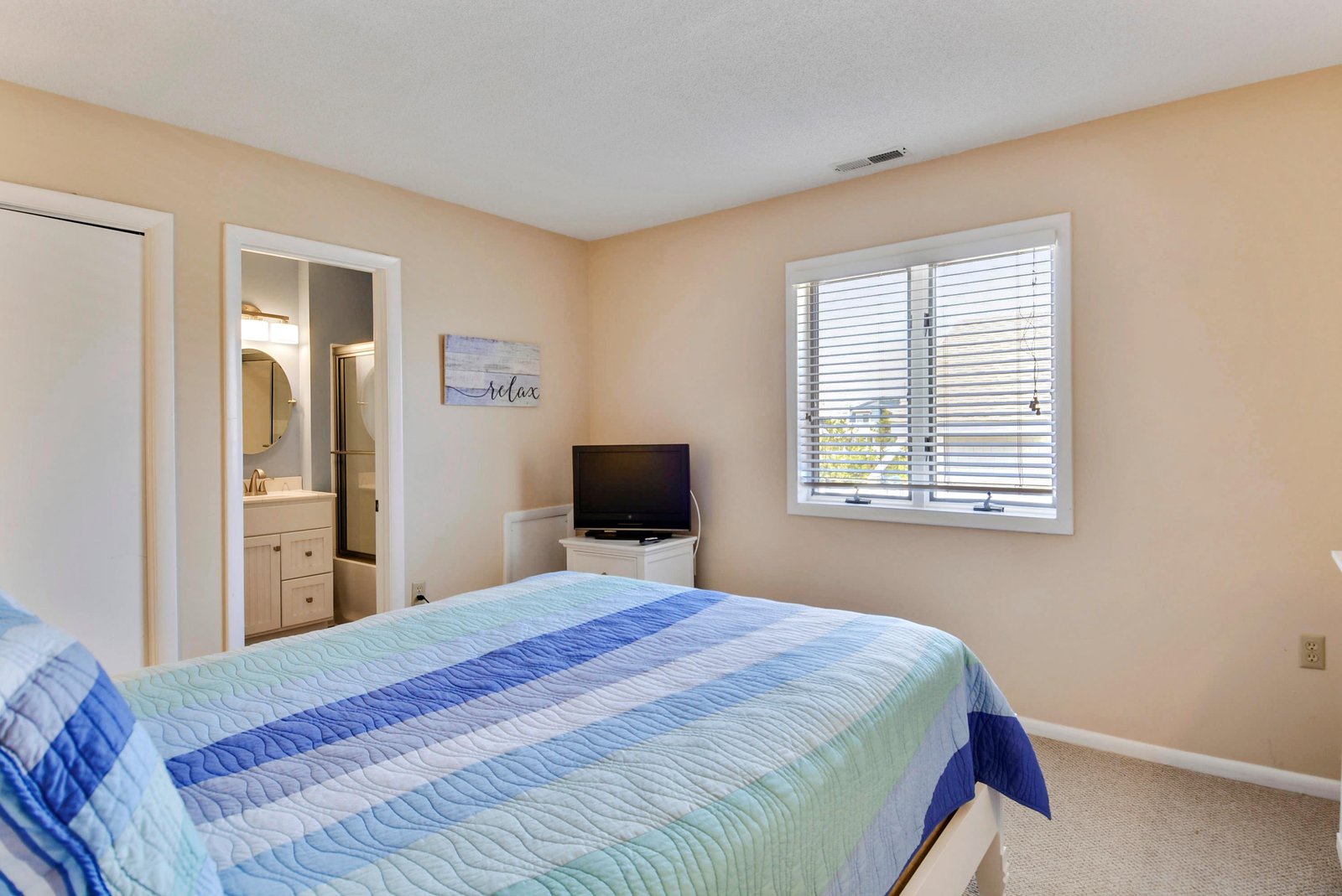 Slip into your personal retreat with a plush bed and soothing coastal colors. Your private ensuite and flat-screen TV make relaxation effortless.