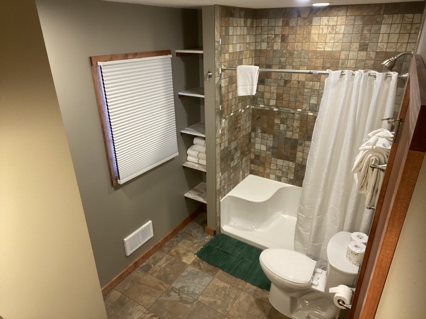 King Bathroom1