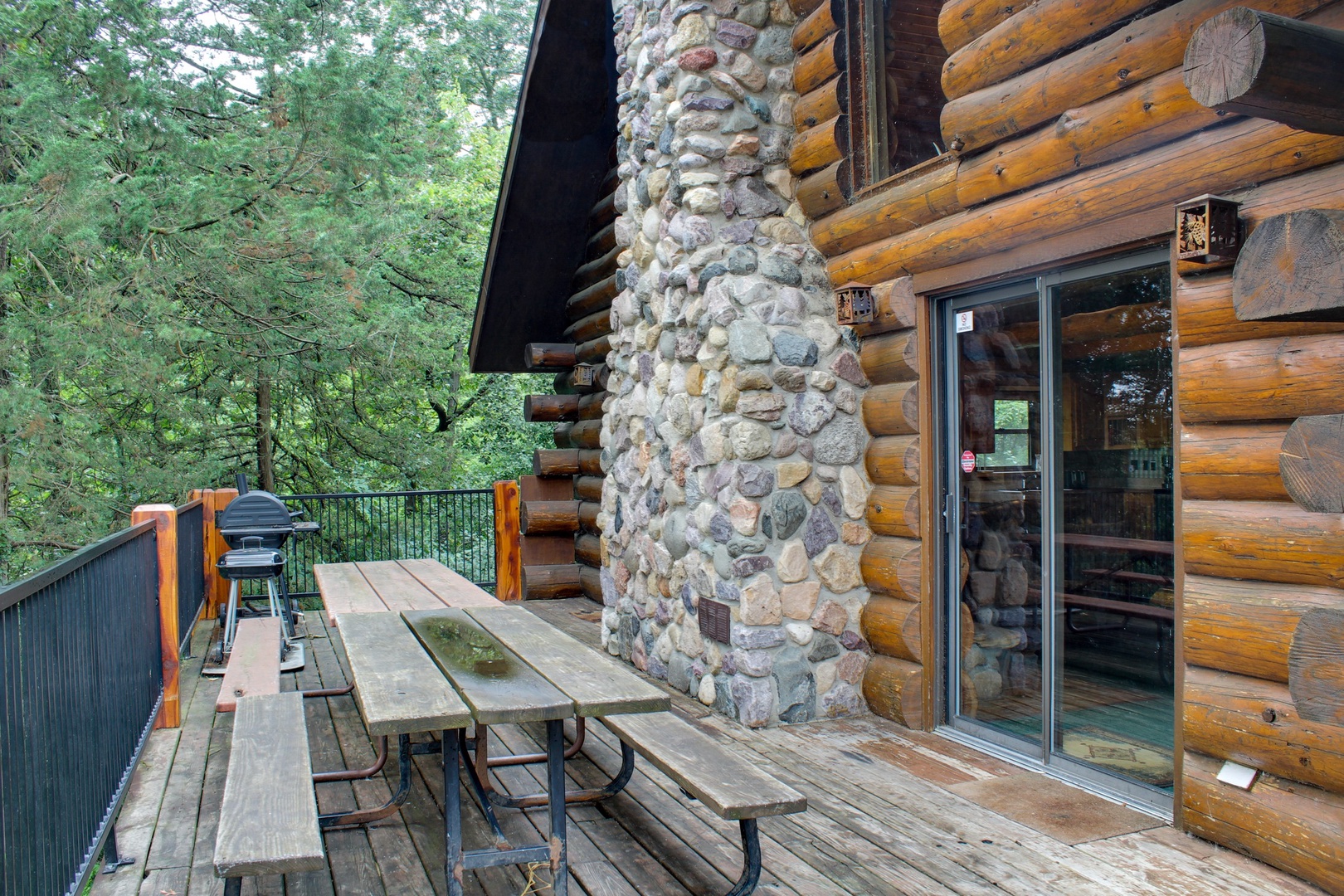 Deck W/Picnic Tables