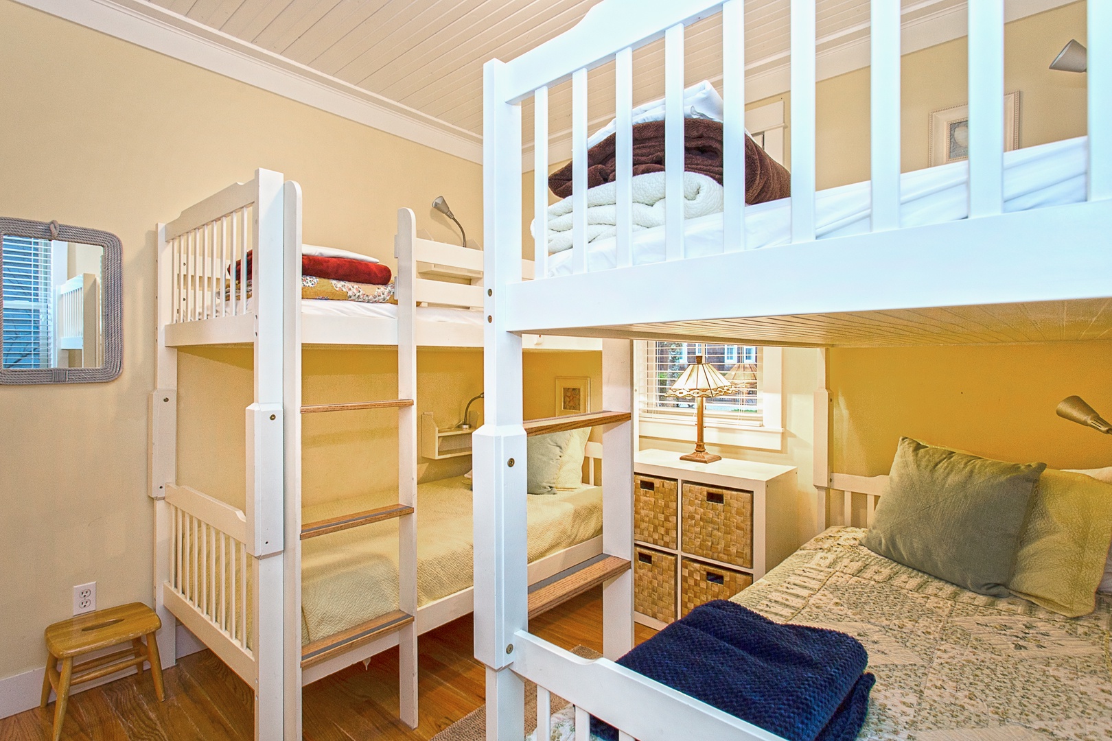 Twin bunk room with four twins	