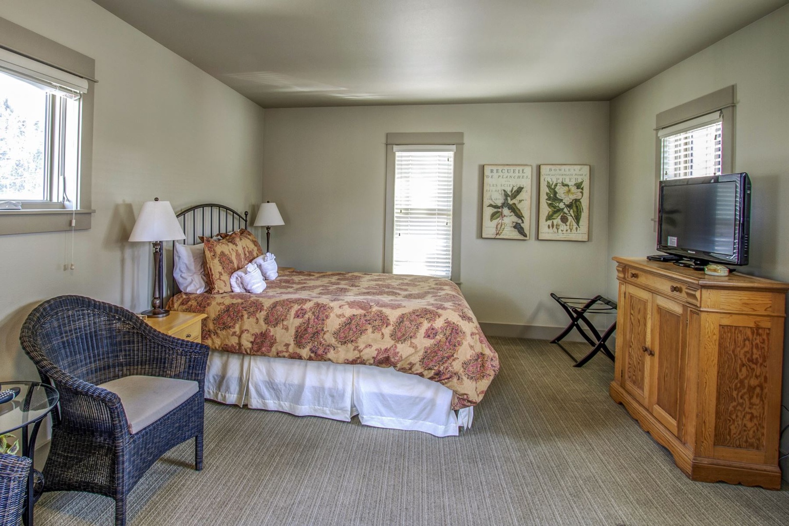 Queen bed in carriage house
