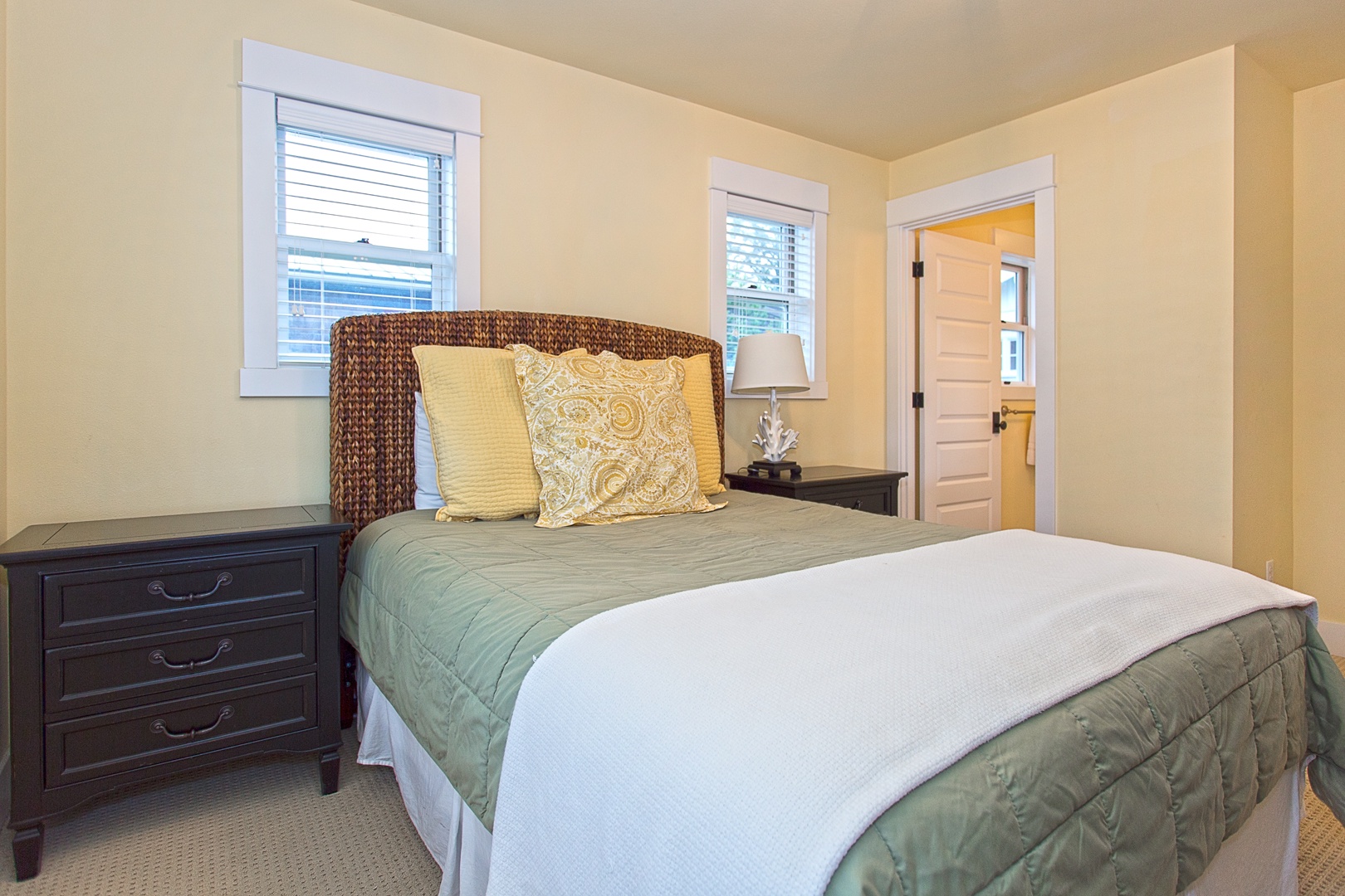 Carriage house - queen bed, flat screen TV, full bathroom