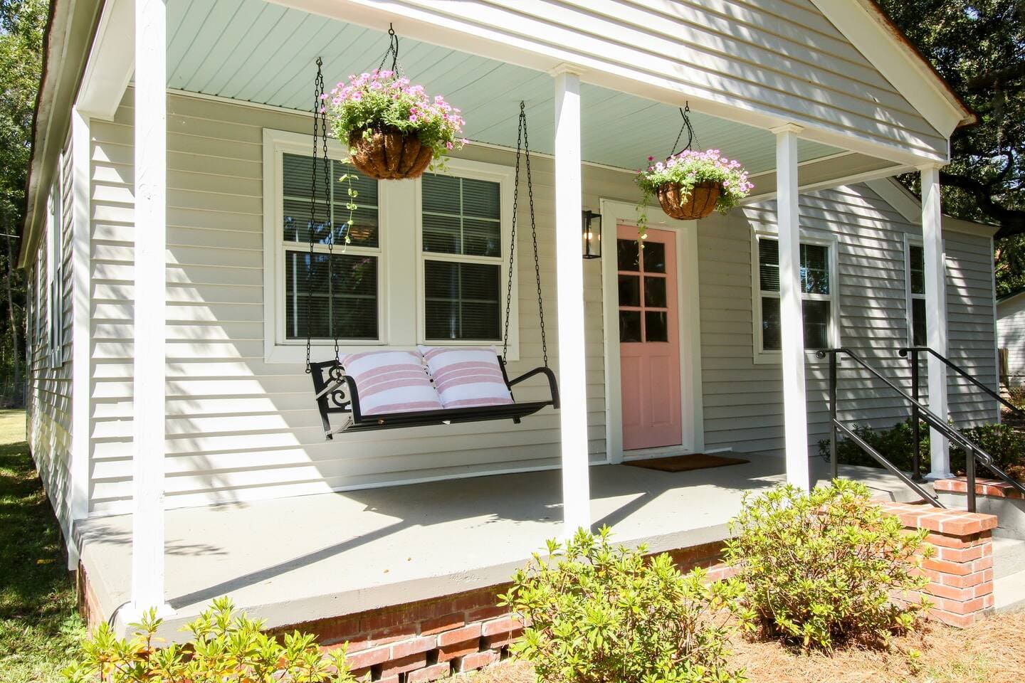 Historic Pink Door Cottage, Porch Swing near Savannah + Pets