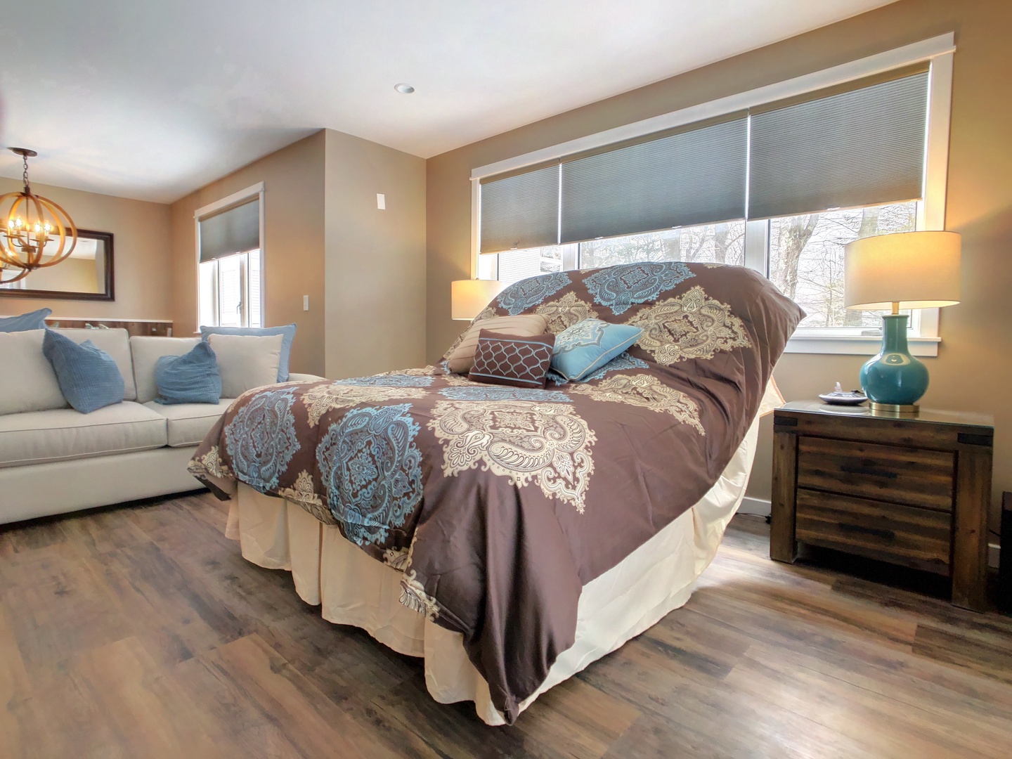 Adjustable queen bed in main suite