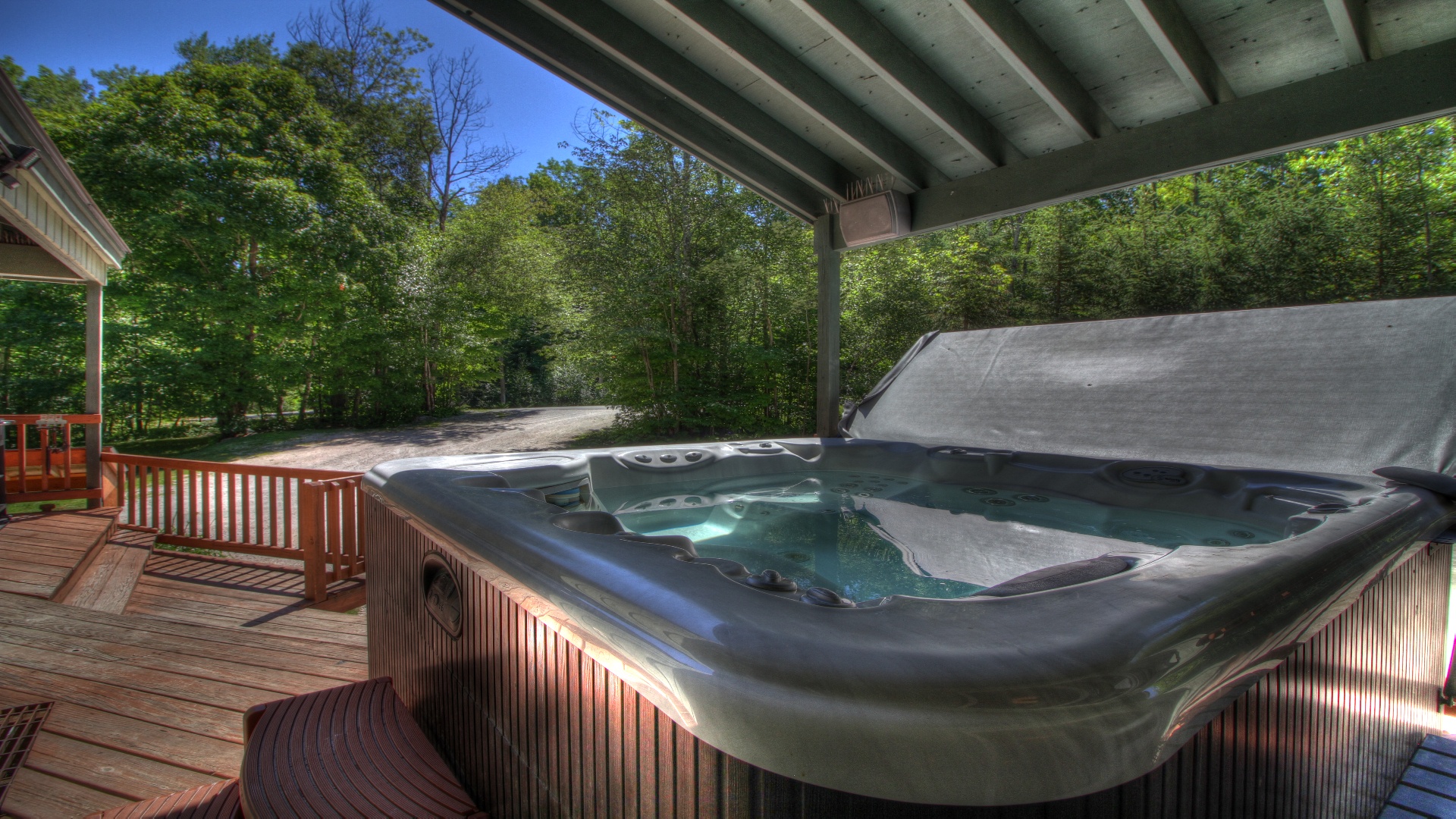 Great hot tub on the deck!