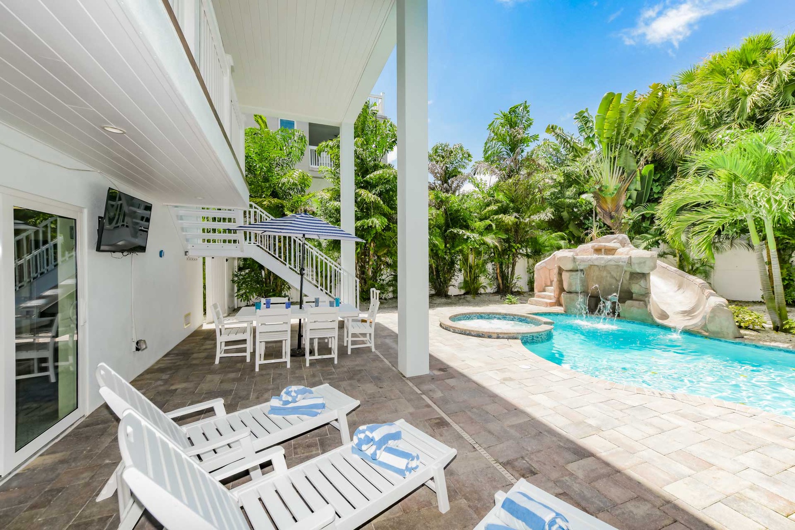 Plenty of Seating by the Pool