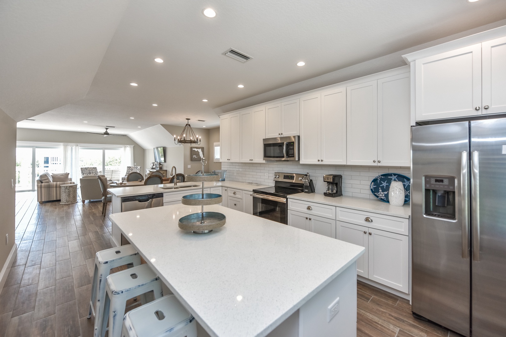 Huge Kitchen with convenient Island and Bar Tops