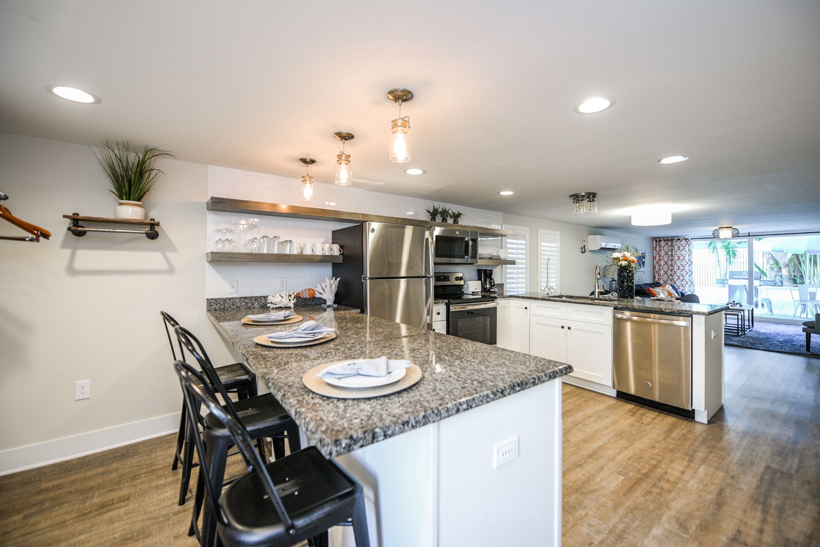 Full Kitchen - Fully Stocked - Bar Seating for 3