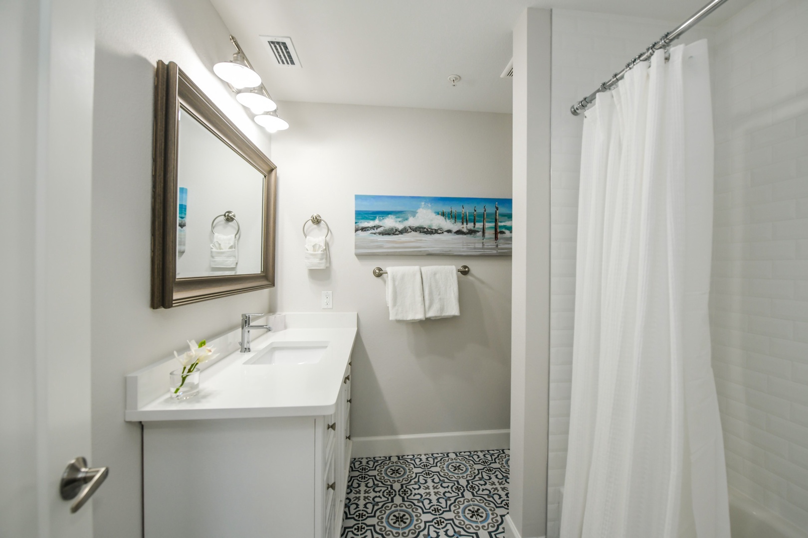 Bunk Bedroom Bathroom with Shower/Tub Combo