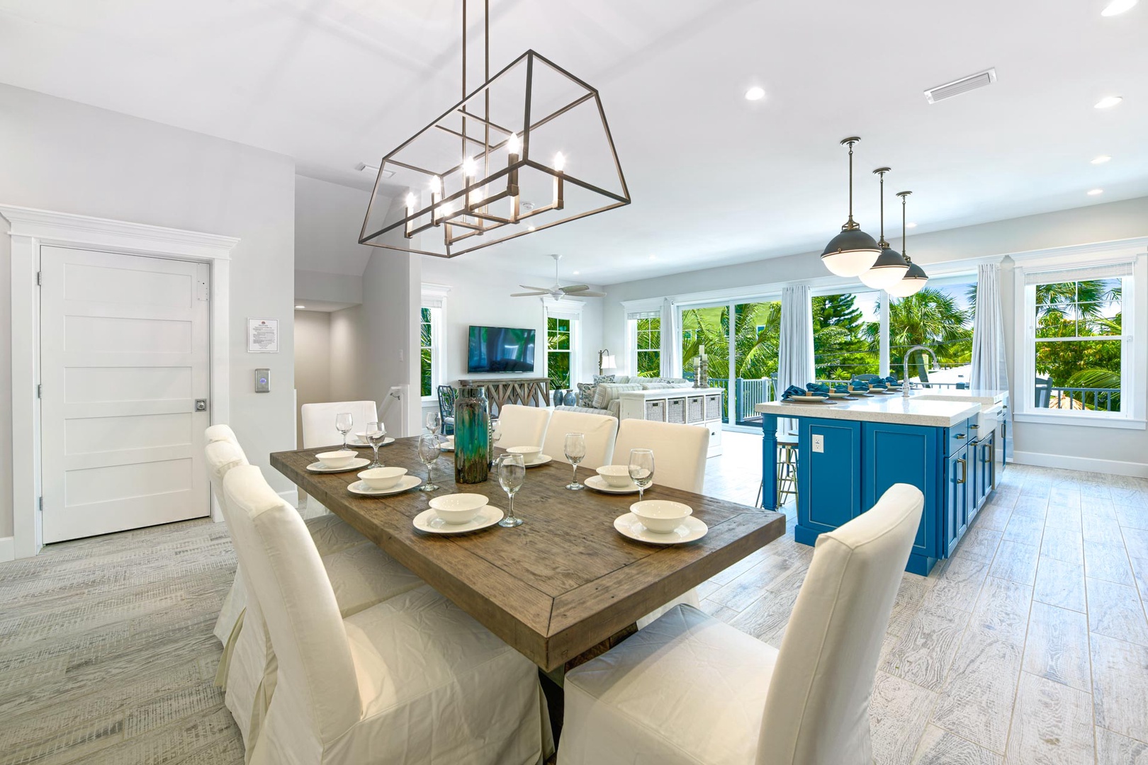 Dining Room & Wet Bar Drink Station