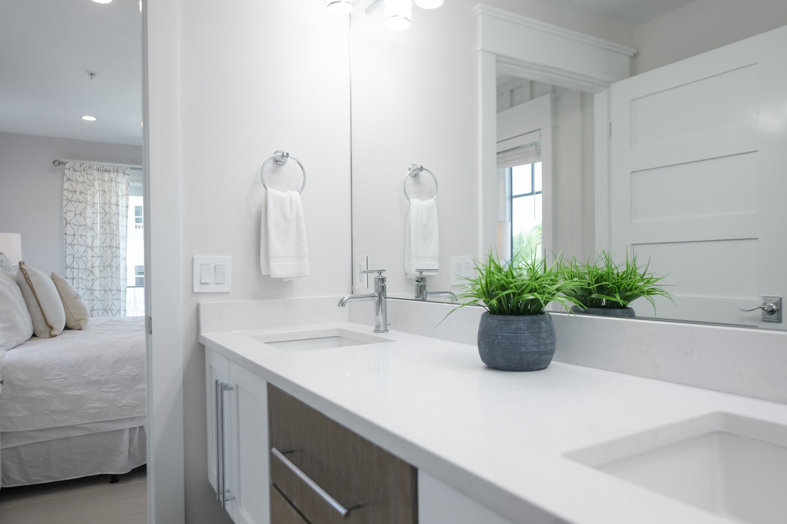 Bathroom 5 En Suite Bath - Double Vanity