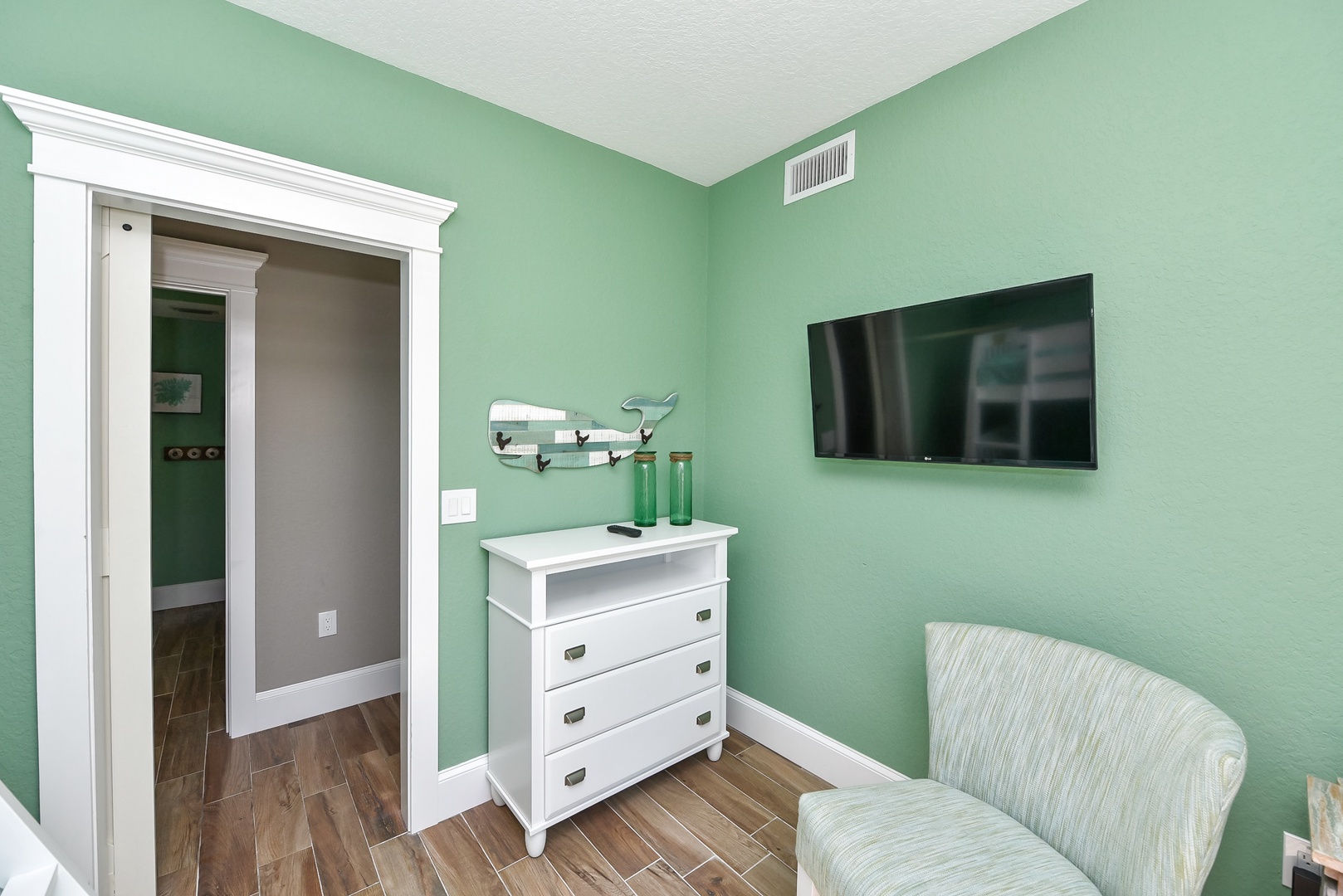 Sitting area and HDTV in Bunk Room