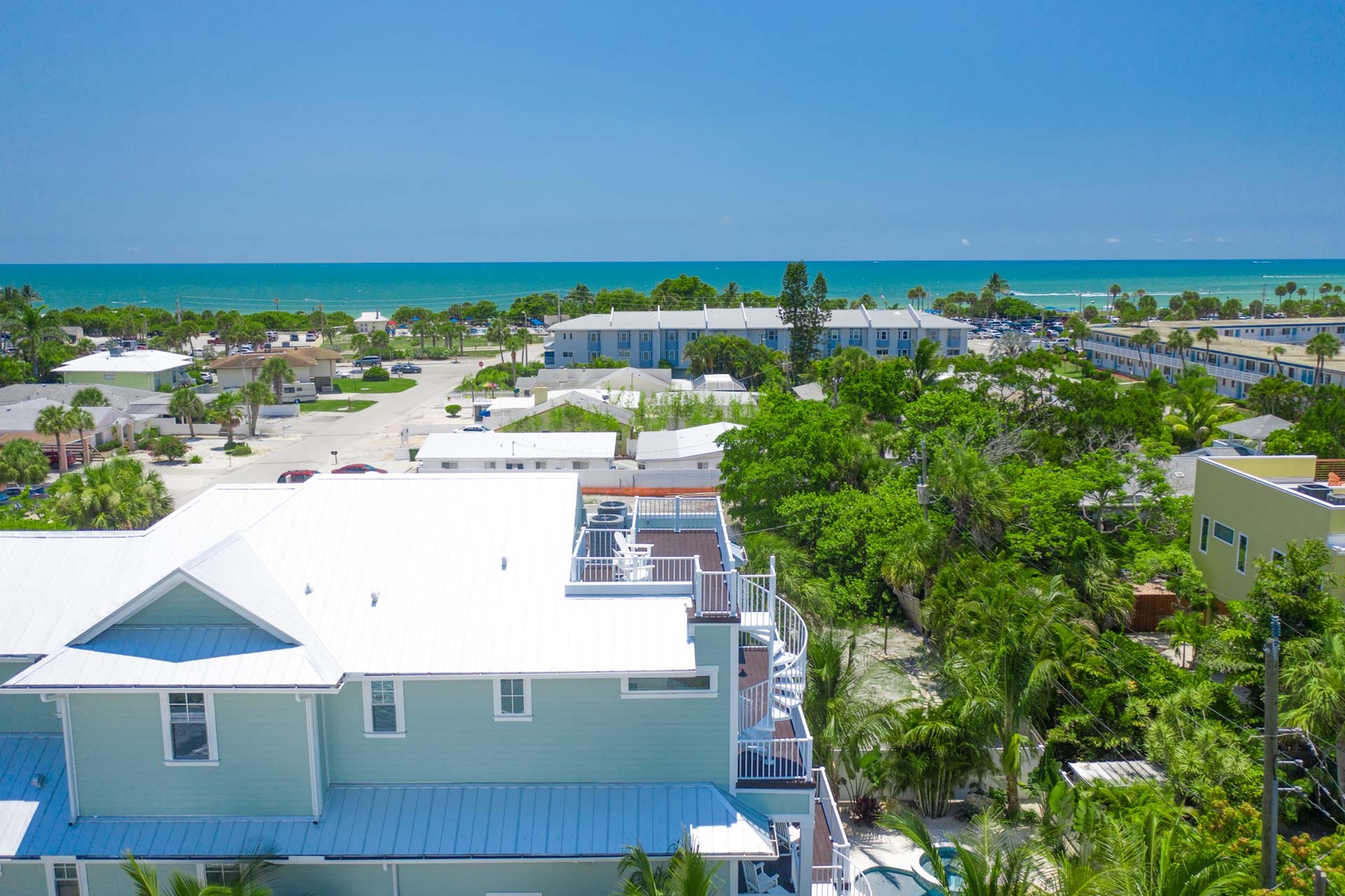 Roof Top Deck Views and 1 Block to the Beach