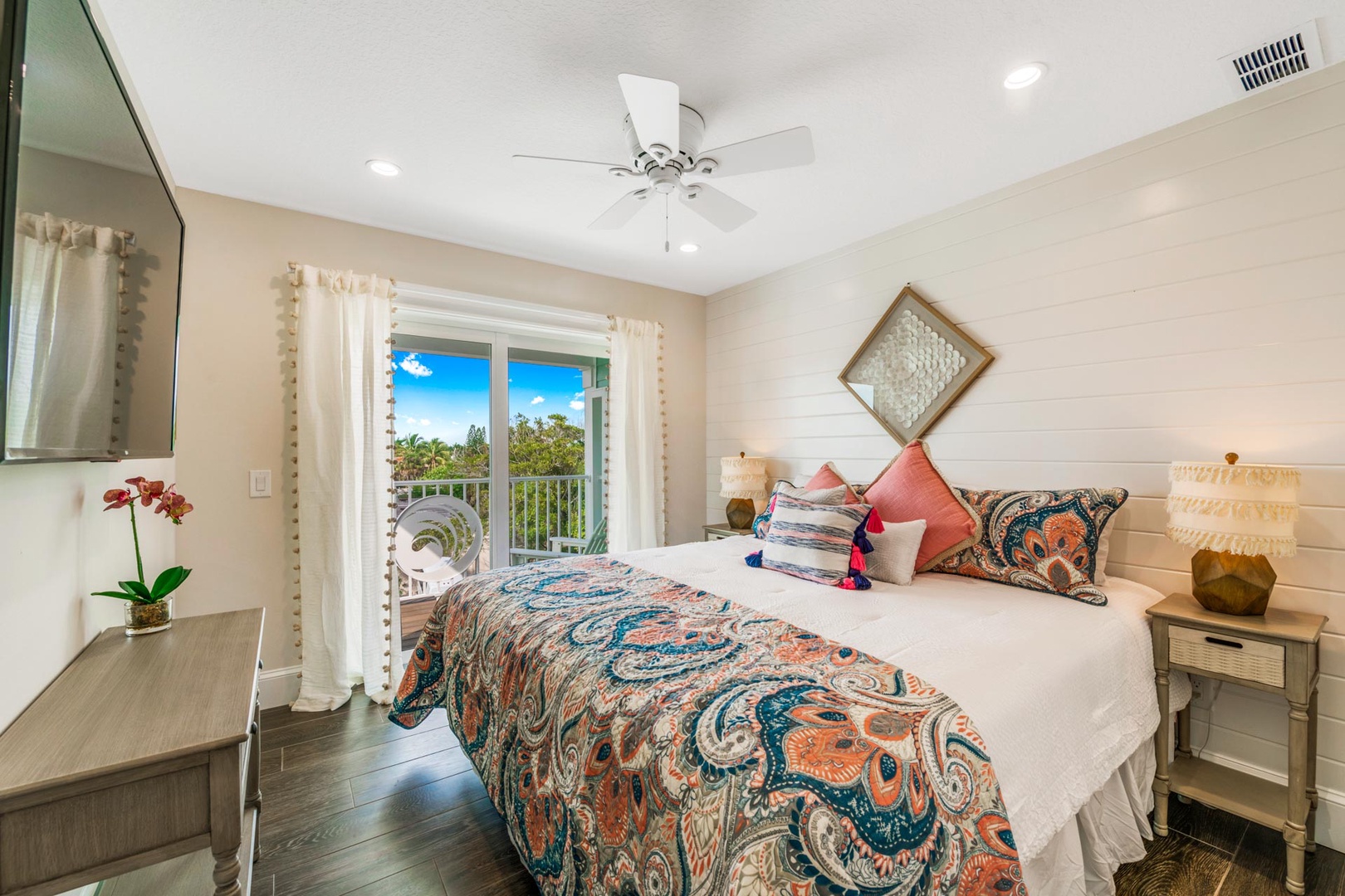 King Bedroom with Balcony and En Suite Bathroom