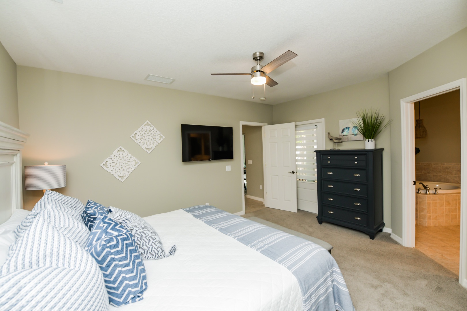 Master Bedroom - King Bed - En Suite Bath