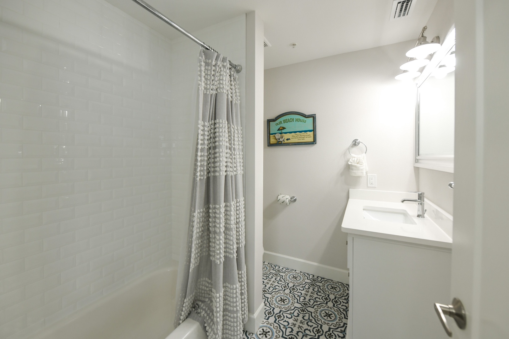 Bunk Bedroom Bathroom with Shower/Tub Combo