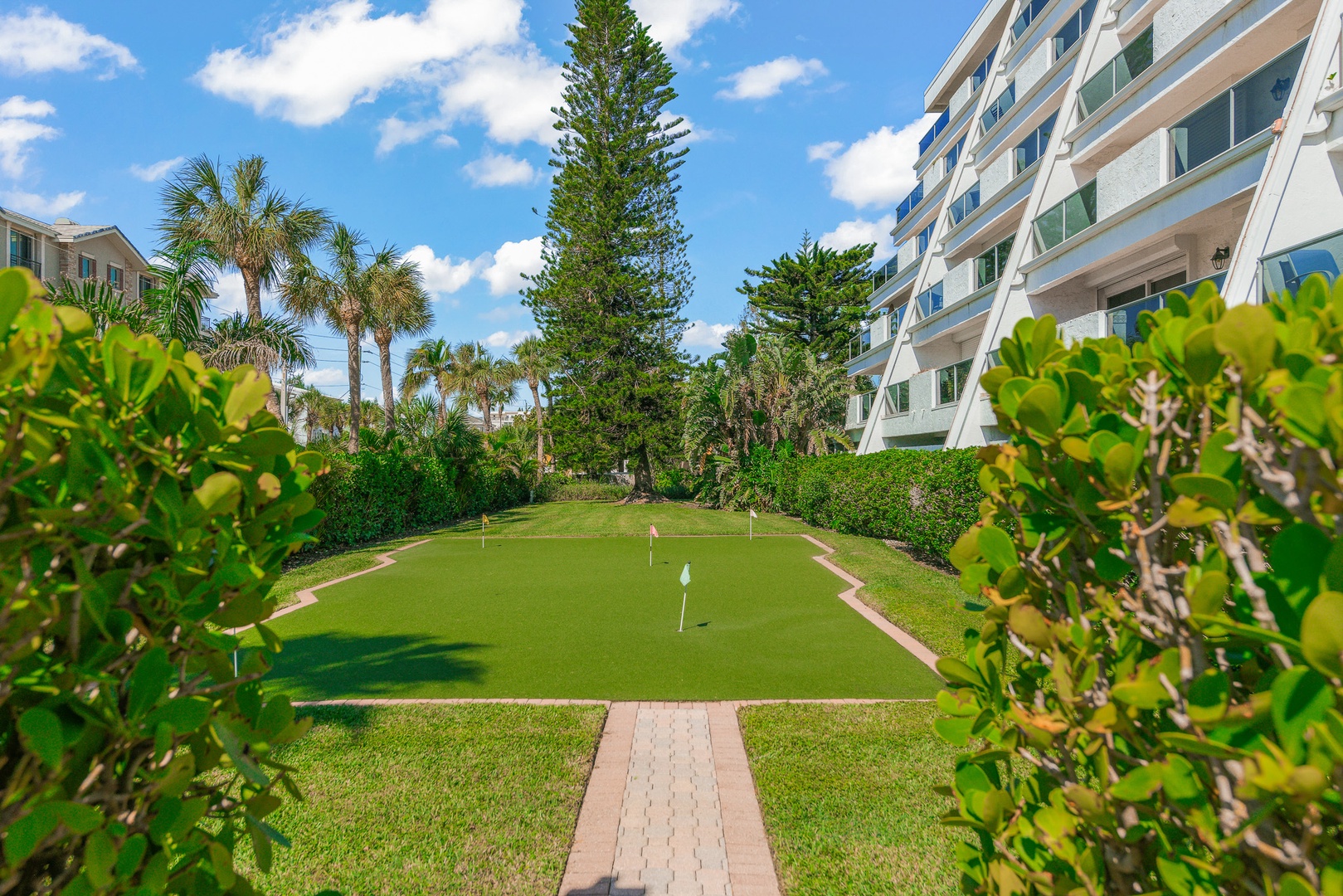 Putting Green, Tivoli By The Sea - Tropical Sands Accommodations