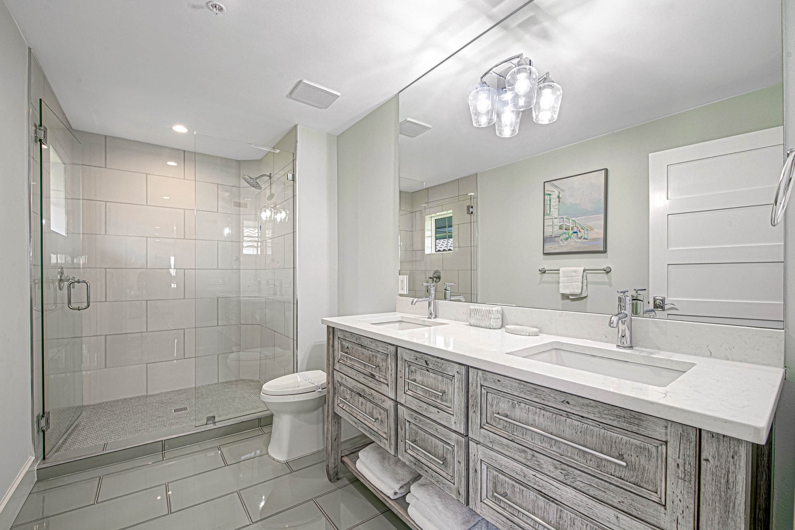Bathroom 1 En Suite Bath - Dual Vanity w/ Walk-in Shower
