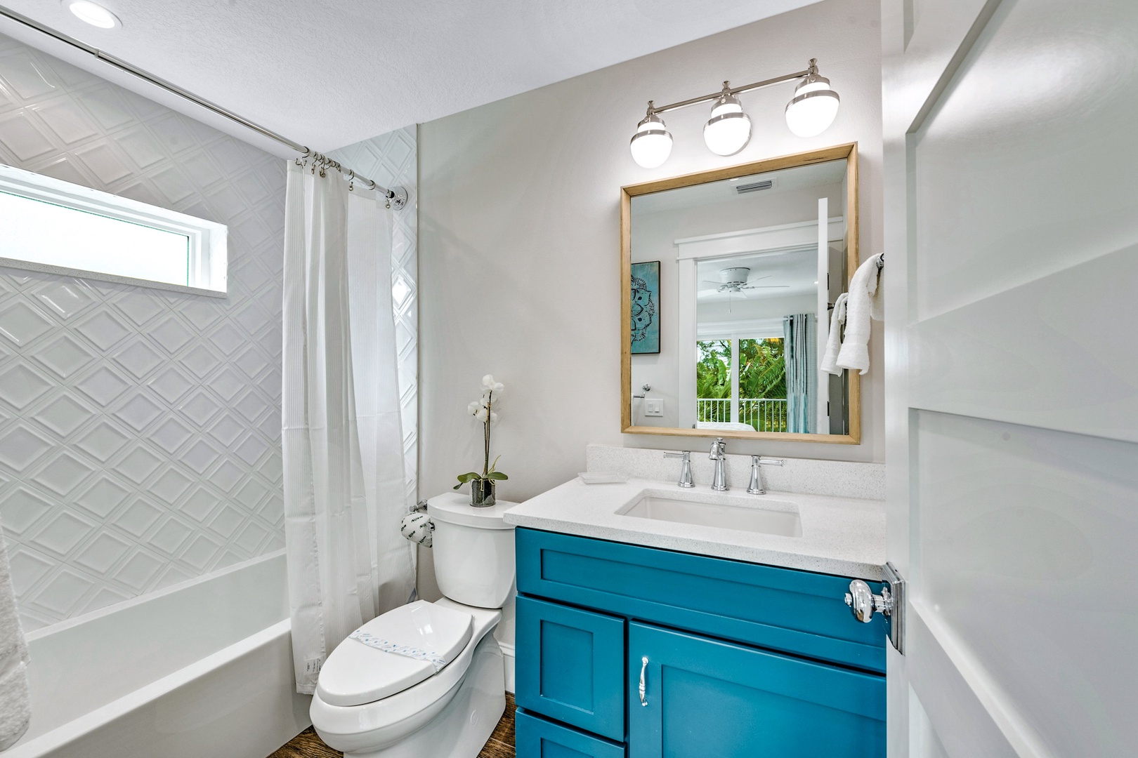 Ensuite Bathroom with Shower/Tub Combo