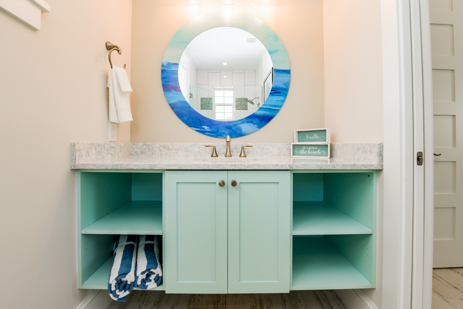 Bathroom vanity in en suite bath