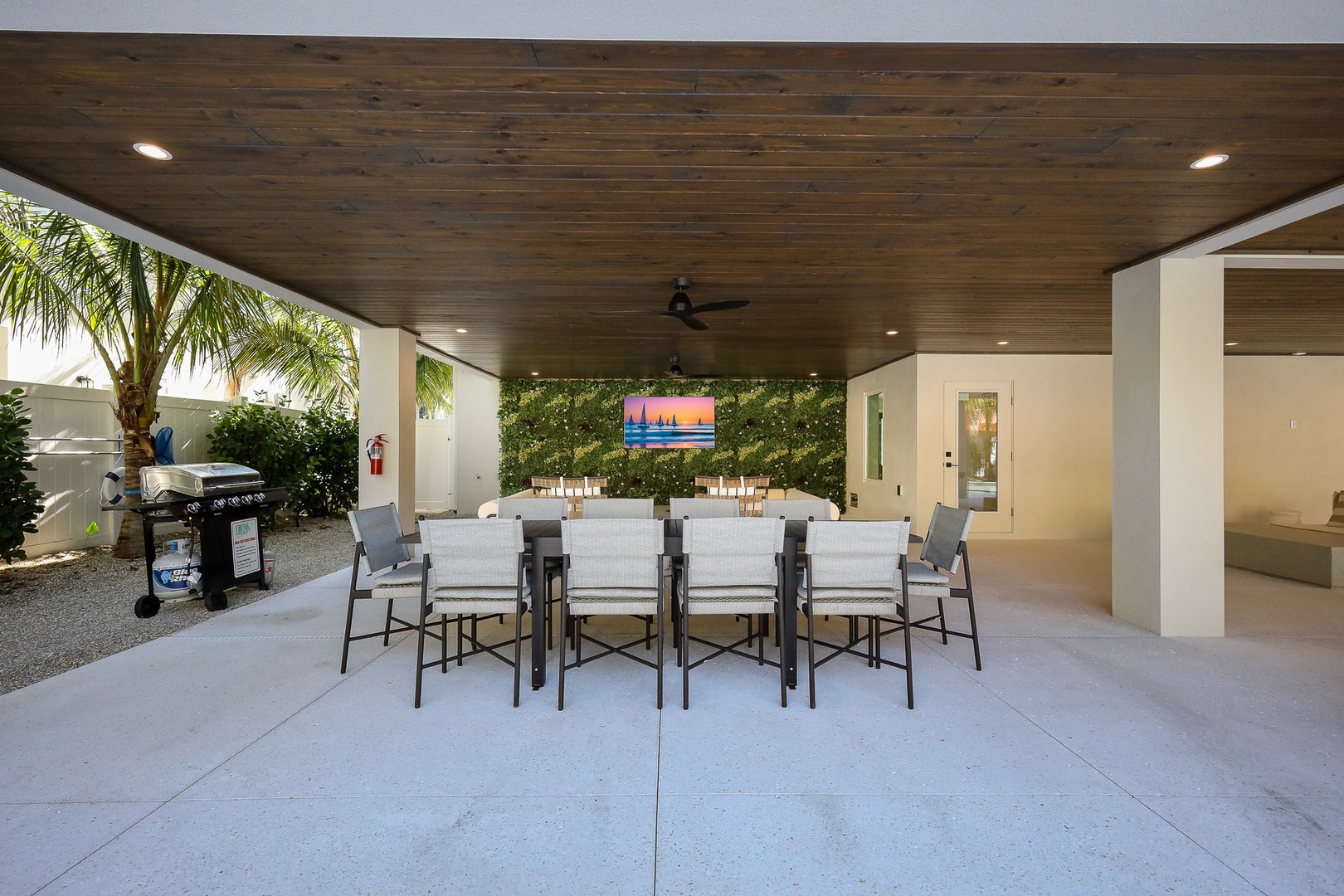 Outdoor Dining and Living Area