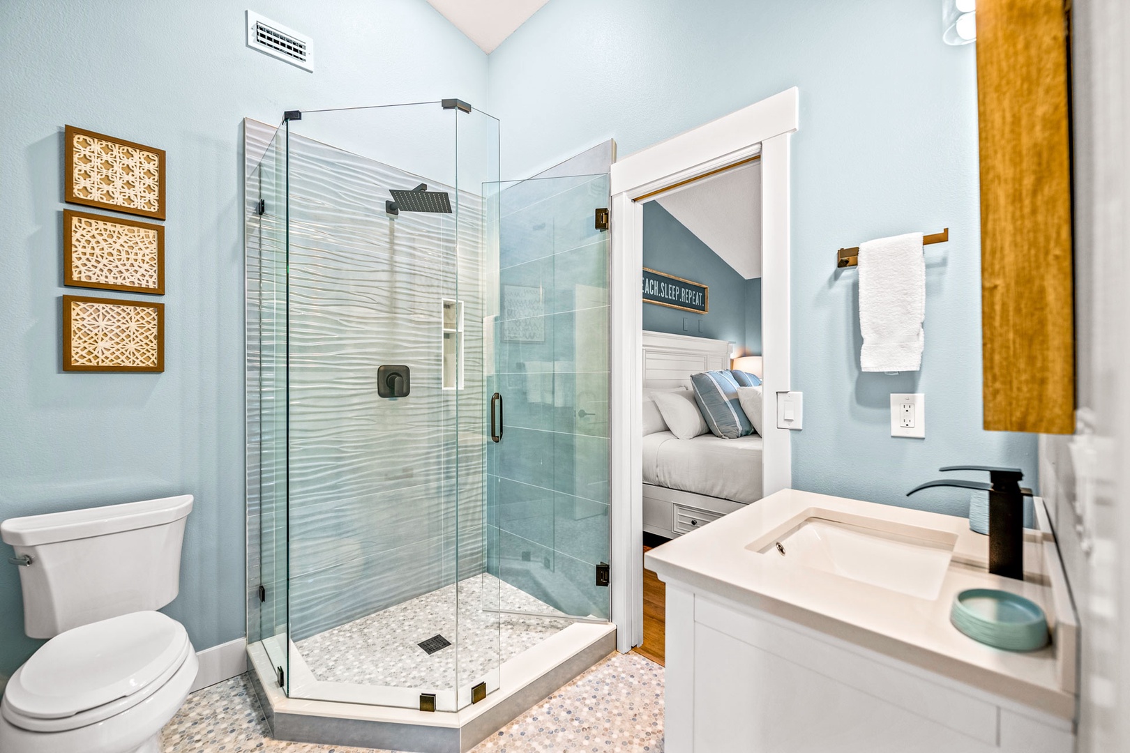 King Bedroom - En Suite Bath