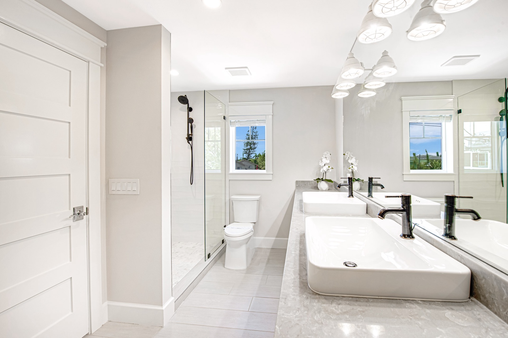 Bathroom 2 En Suite Bath - Double Vanity + Shower + Bath Tub