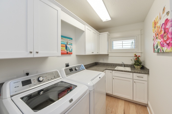Laundry room with Utility Sink