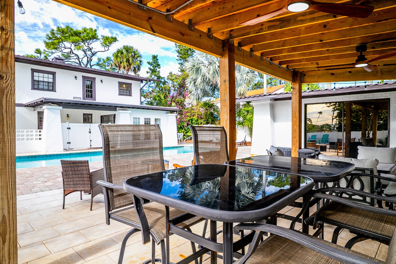 Dine al fresco under your covered patio while gazing at the sparkling pool and lush tropical surroundings.