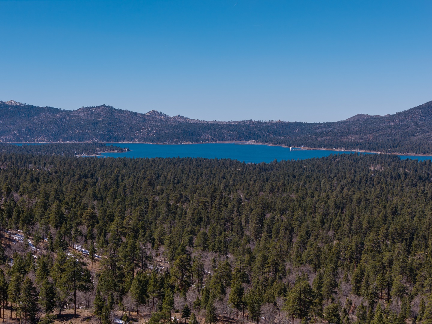 Surrounded by dense pine forests and rugged peaks, this stunning alpine lake offers a peaceful natural setting in the mountains.