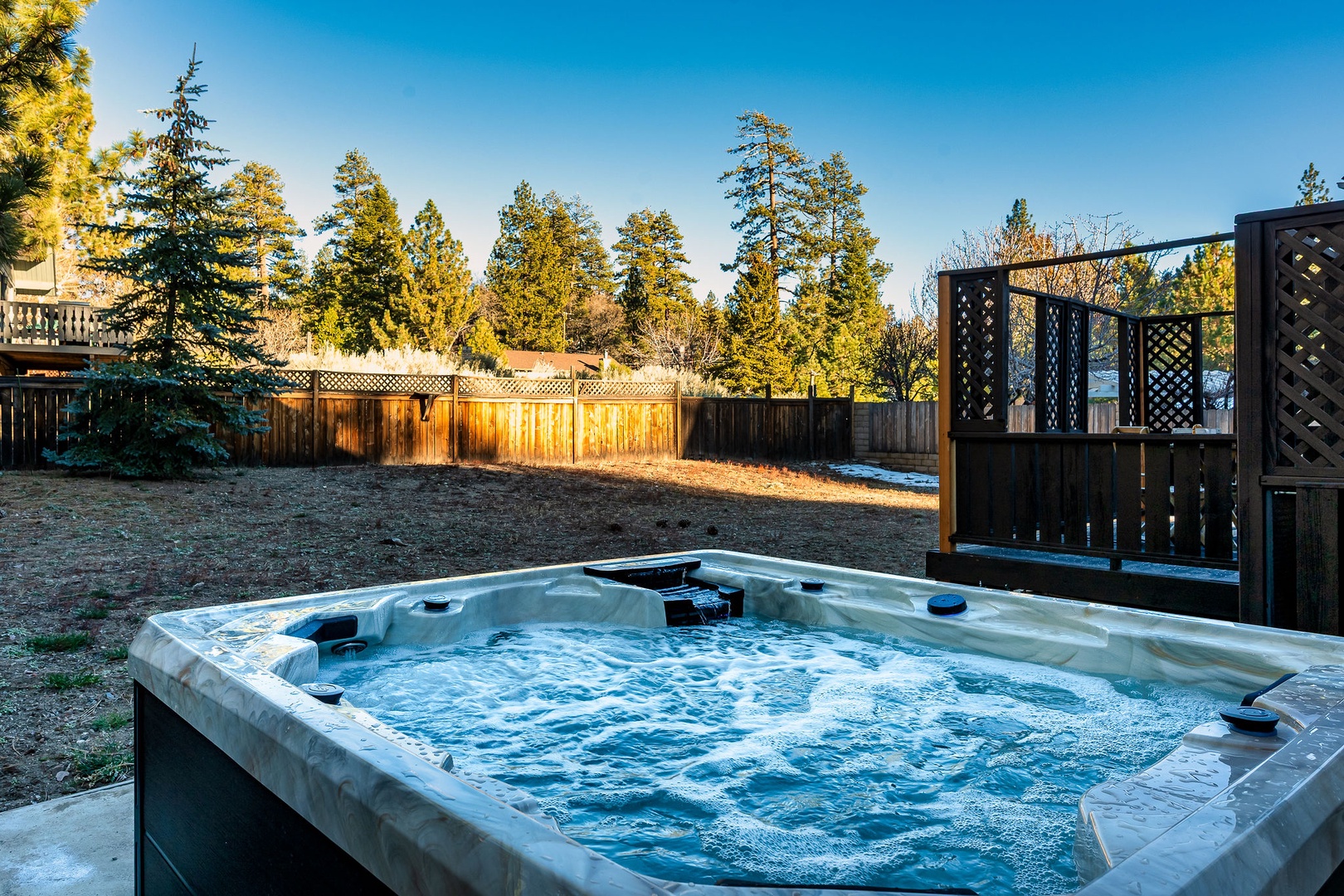 Unwind in the hot tub, under towering evergreens and listen to the birds!