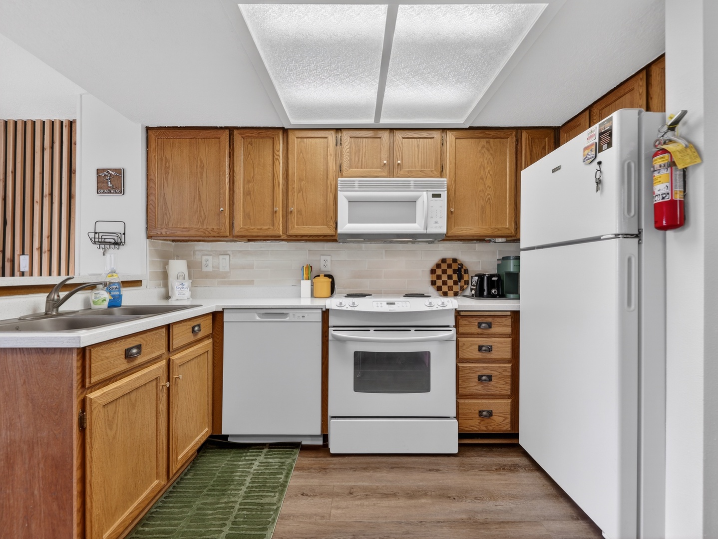 Fully equipped kitchen with everything you need for cozy breakfasts, après-ski snacks, or a night in