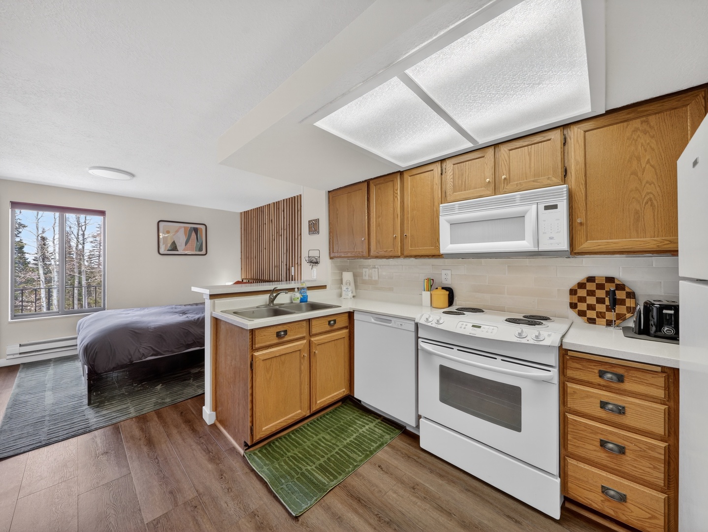 Fully equipped kitchen with everything you need for cozy breakfasts, après-ski snacks, or a night in