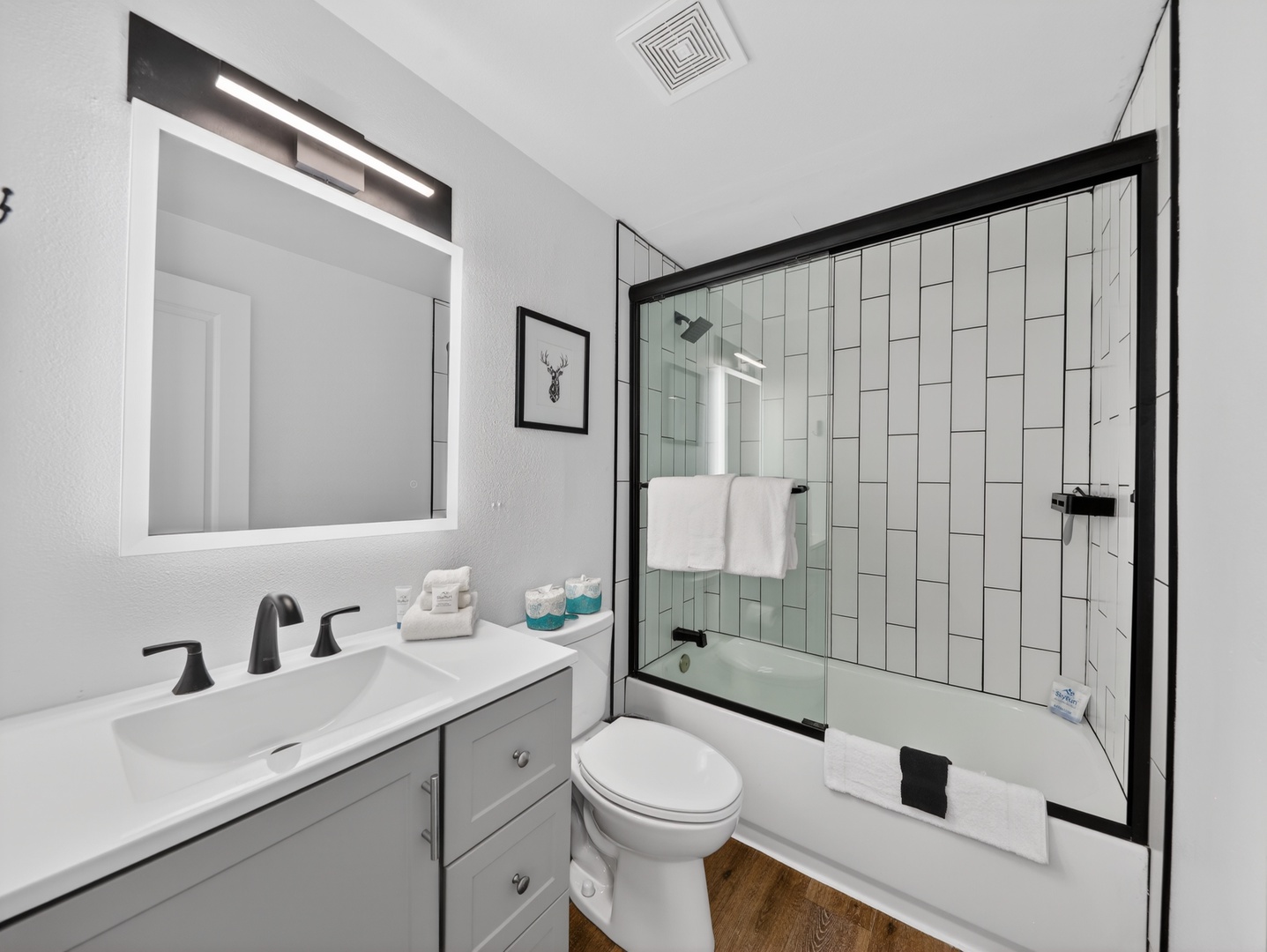 Full bathroom with tub/shower combo—great for families and added convenience