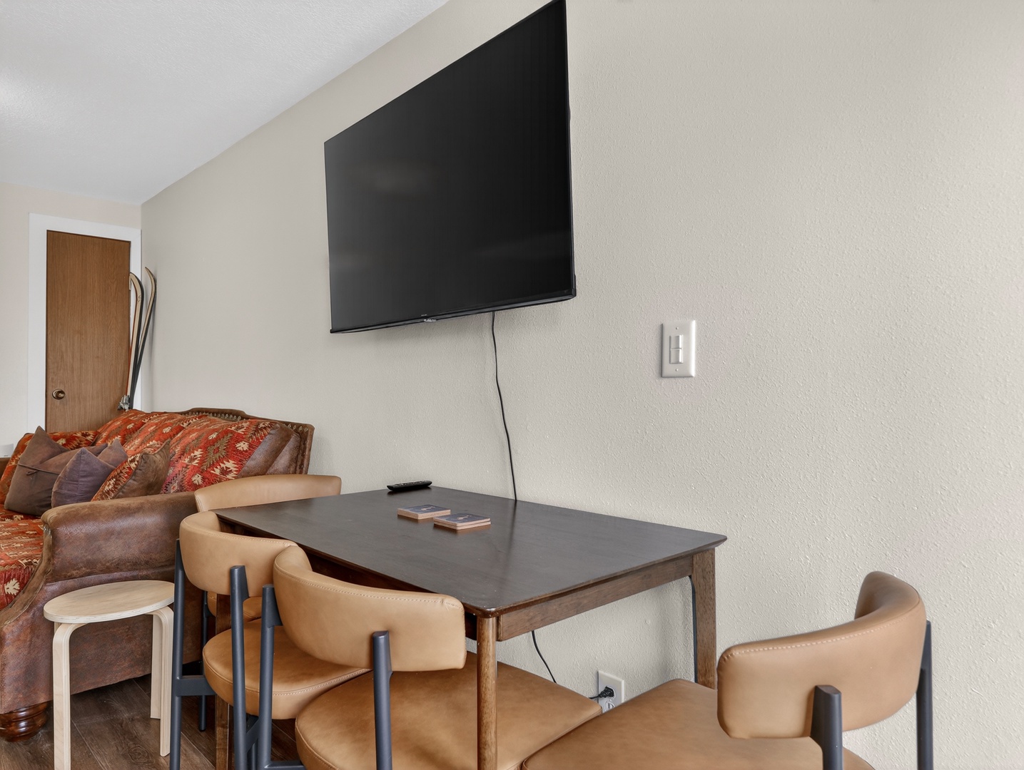 Bright dining area with Smart TV and direct access to the private balcony