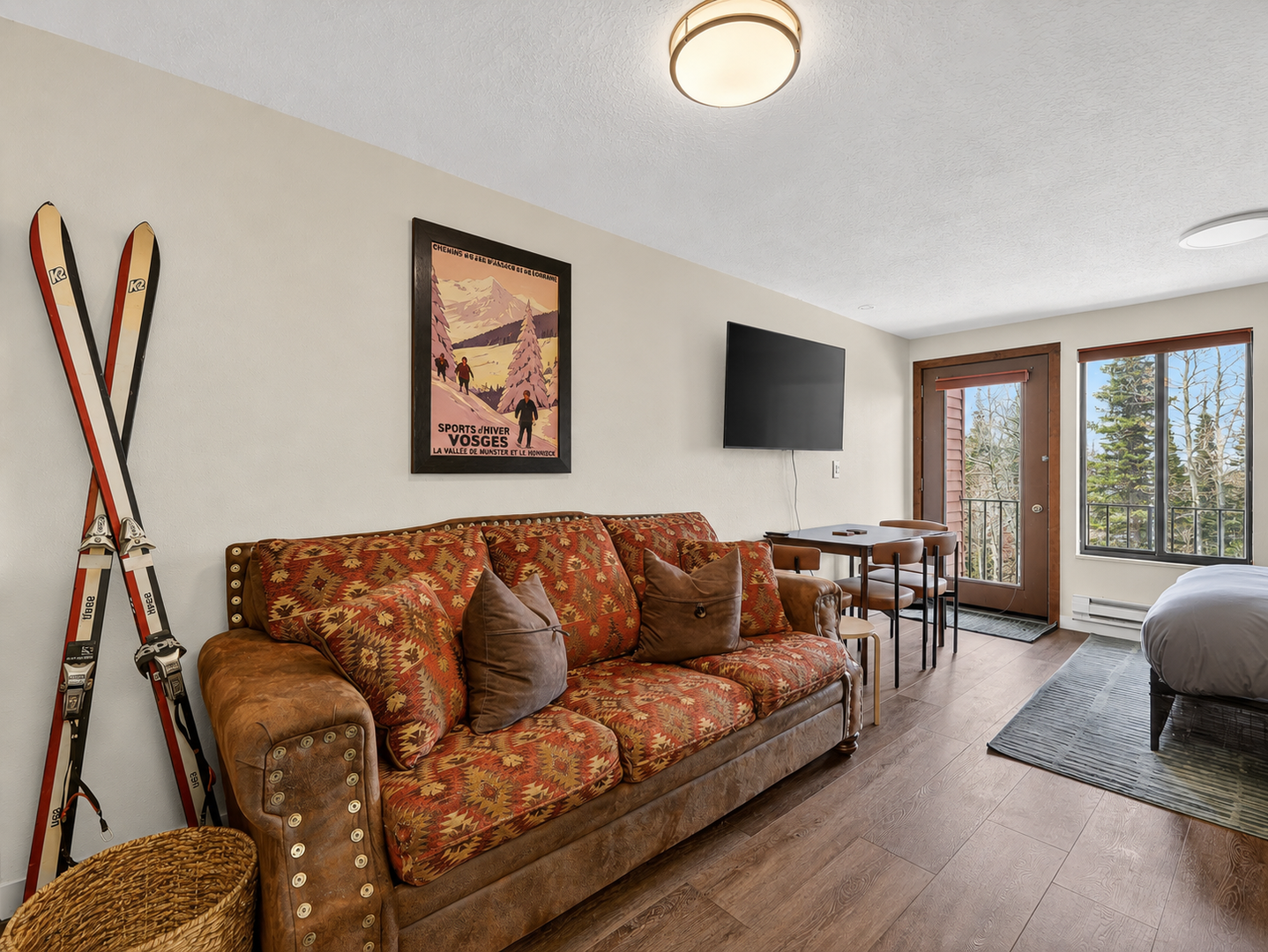 Comfortable living area with mountain-inspired décor, Smart TV, and cozy seating.